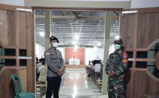 Babinsa Koramil Sejangkung Bersama Bhabinkamtibmas Bersinergi Amankan Gereja - JPNN.com