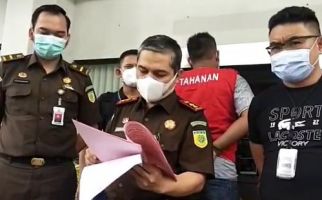 Misransyah Akhirnya Ditangkap, Buronan Itu Cium Anaknya Sebelum Naik ke Mobil Tahanan - JPNN.com