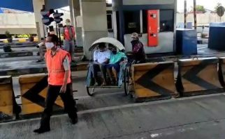 Cerita Pemudik Kayuh Becak Masuk Tol Surabaya-Gresik - JPNN.com