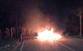 Tolak Larangan Pesta Malam, Warga Karang Anyar Blokir Jalan Lintas Sumatera, Begini Jadinya - JPNN.com
