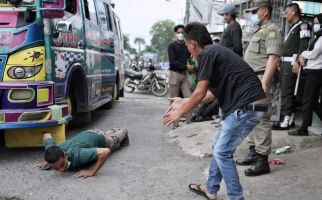 Penumpang Sembunyi di Atap Angkutan Menggunakan Terpal, Sopir Dihukum Akibat Membahayakan Keselamatan - JPNN.com