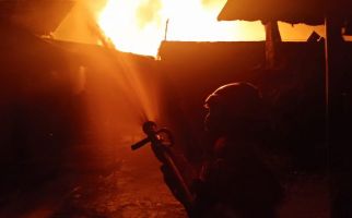 Ternyata Ini Penyebab Kebakaran Besar Gudang Kabel di Cipayung - JPNN.com