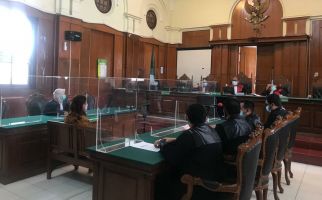 Hakim Tolak Ekesepsi Stella Monica, Sidang Kasus Curhat Layanan Kecantikan Tetap Dilanjutkan - JPNN.com