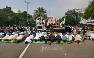 Demonstran Salat Beralaskan Bendera Palestina di Depan Kedubes Amerika - JPNN.com