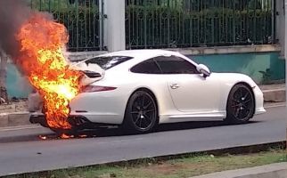 Duh, Mobil Mewah Terbakar di Kelapa Gading, Harganya Fantastis - JPNN.com