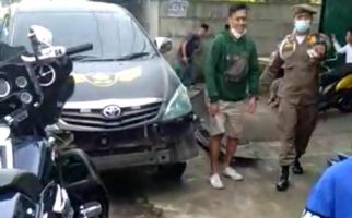 Moge Tabrak 3 Pemotor dan Mobil Satpol PP, Pengendara Ogah Tunjukkan STNK - JPNN.com