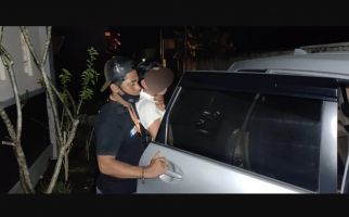 Polisi Mengunci Leher M dan Menggelandangnya ke Dalam Mobil, Lihat Tuh! - JPNN.com