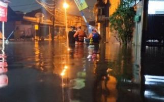 Hujan Deras Sejak Senin Sore, Lima Perumahan di Kota Bekasi Terendam Banjir - JPNN.com