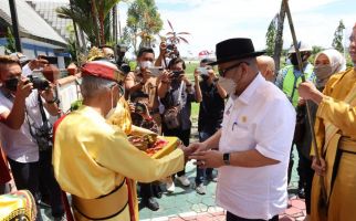 Tiba di Tarakan, Ketua DPD RI Disambut Prosesi Adat Tepung Tawar - JPNN.com