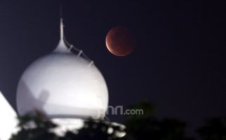 Masjid Agung Palembang Menggelar Salat Gerhana Bulan Total - JPNN.com