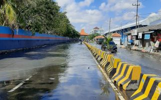 Dampak Gerhana Bulan Total, Jalanan di Pesisir Surabaya Dilanda Banjir Rob - JPNN.com