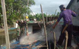 Prajurit Yonif 645/Gty Beranjangsana ke Kelompok Masyarakat Nelayan di Desa Sebubus - JPNN.com