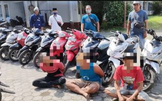 Polisi Cegat Truk Pupuk di Depan Kantor Camat, Setelah Dibuka, Astaga! - JPNN.com