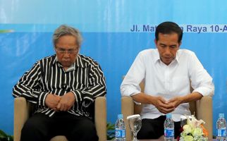 Begini Doa Presiden Jokowi Saat Melayat Mendiang Sabam Sirait - JPNN.com