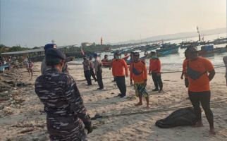 Kapal Dihantam Ombak Pantai Pangandaran, Terbalik Lalu Tenggelam, 3 Orang Hilang - JPNN.com