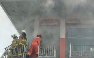 Kebakaran Hanguskan Kantor SPBU Pramuka, 7 Unit Branwir Diterjunkan - JPNN.com
