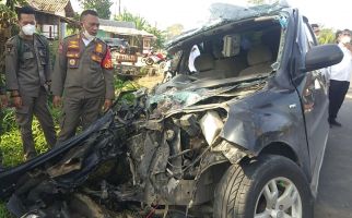 Mobil Terios yang Ditumpangi Pejabat Ini Ringsek Usai Tabrak Truk di Jalinsum - JPNN.com