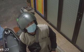 Pelaku Curanmor di Jaksel Terekam CCTV, Videonya Viral, Tuh Lihat - JPNN.com