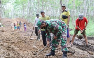 Keren! TNI Bangun Jalan Desa Untuk Mendorong Pertumbuhan Ekonomi - JPNN.com