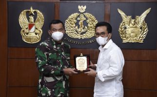Panglima TNI Berikan Piagam Penghargaan Kepada Yozua Makes - JPNN.com