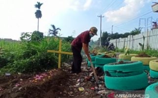 Ada Kuburan di Pinggir Jalan, Masih Berani Buang Sampah Sembarangan? - JPNN.com