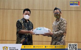 Bea Cukai Tanjung Perak Menghibahkan Ambulans dan Kurma - JPNN.com