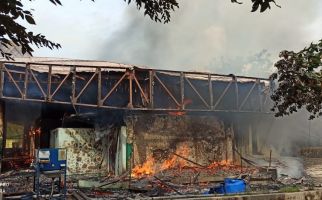 Masjid Jayakarta di Cakung Ludes Terbakar, Gulkarmat Kerahkan 7 Unit Branwir - JPNN.com