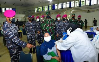 Laksamana Yudo Tinjau Serbuan Vaksinasi Covid-19 di Markas Korps Marinir TNI AL - JPNN.com