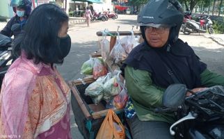 Pedagang Sayur Bercerita tentang Putranya yang Sudah Sarjana Kerja di Astra, Gaji Pertama... - JPNN.com