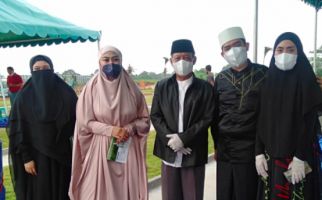 Ibunda Ustaz Solmed Dimakamkan di Al Azhar Memorial Garden dengan Prokes Ketat - JPNN.com