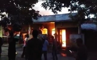 Kebakaran 4 Rumah dan 15 Kamar Indekos di Jaktim, Petugas Damkar Mendapat Kendala - JPNN.com