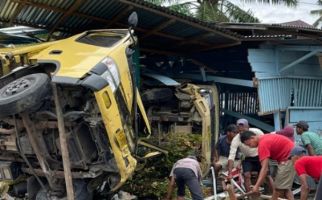 2 Truk Tabrak Warung Bakso, 3 Orang Dievakuasi, Sopir dan Keneknya Mana? - JPNN.com