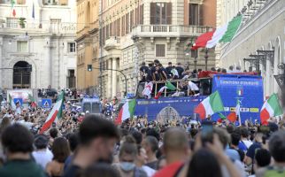 Waduh! Arak-arakan Juara Timnas Italia Ternyata Ilegal, Begini Penjelasannya - JPNN.com