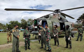 Lihat, Prajurit TNI Evakuasi Dua Jenazah Teroris MIT di Poso - JPNN.com