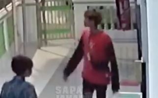 Ada yang Tahu 2 Bocah Ini, Mereka Mencuri Kotak Amal karena Lapar, Lihat - JPNN.com