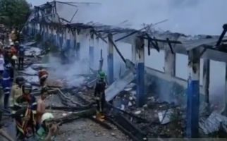 Santri dan Staf Pondok Pesantren Al Falah Berhamburan Saat Api Mulai Berkobar, Mencekam - JPNN.com
