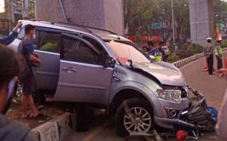 Pajero Sport Hantam Tiang LRT dan Penjual Pempek, Brak..,Tak Berbentuk - JPNN.com