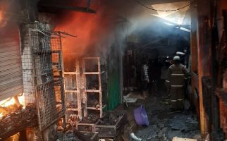 Kebakaran Hanguskan Toko Sembako dan Warung Tempe di Pasar Induk Kramat Jati - JPNN.com