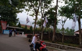 Bendera Putih Bergambar Emotikon Menangis Bermunculan di Garut, Sedih - JPNN.com