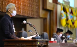 Ganjar Peringatkan Bupati dan Wali Kota Segera Beri Bansos untuk Warga - JPNN.com