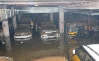 Alamak! Ratusan Mobil Ini Terendam Banjir Saat Sedang Diparkir - JPNN.com