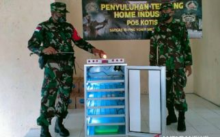 Satgas TNI Mengajarkan Warga Beternak Ayam dan Penggunaan Mesin Penetas Telur Otomatis Rakitan Anggota - JPNN.com