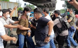 Berunjuk Rasa di Bawah Fly Over Pasar Rebo, Mahasiswa Bersitegang dengan Polisi - JPNN.com