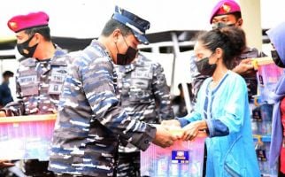 TNI AL Bagikan 1.500 Paket Sembako untuk Warga Muara Gembong - JPNN.com