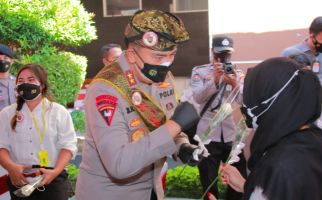 Irjen Iqbal Serahkan Bansos dari Akpol 91 ke Para Nakes, Dokter Lalu Terharu - JPNN.com