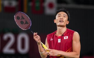 Tersingkir Terlalu Cepat di Olimpiade Tokyo, Kento Momota Sampaikan Permintaan Maaf - JPNN.com