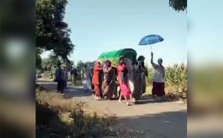 Kejadian Aneh di Pasuruan, 8 Perempuan Berkerudung Memikul Keranda - JPNN.com