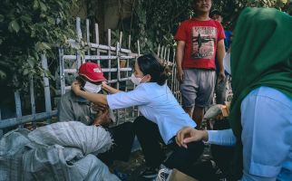 Perempuan Tani HKTI Bagi-bagi Sembako Bagi Pedagang Asongan - JPNN.com