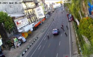 Mobil Pejabat Tabrak Pesepeda dan Kabur, Videonya Viral, Begini Jadinya - JPNN.com