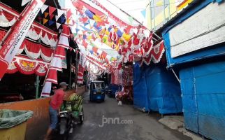 Jelang HUT ke-76 RI, Pasar Jatinegara Ramai Jual Serba-serbi Merah Putih - JPNN.com